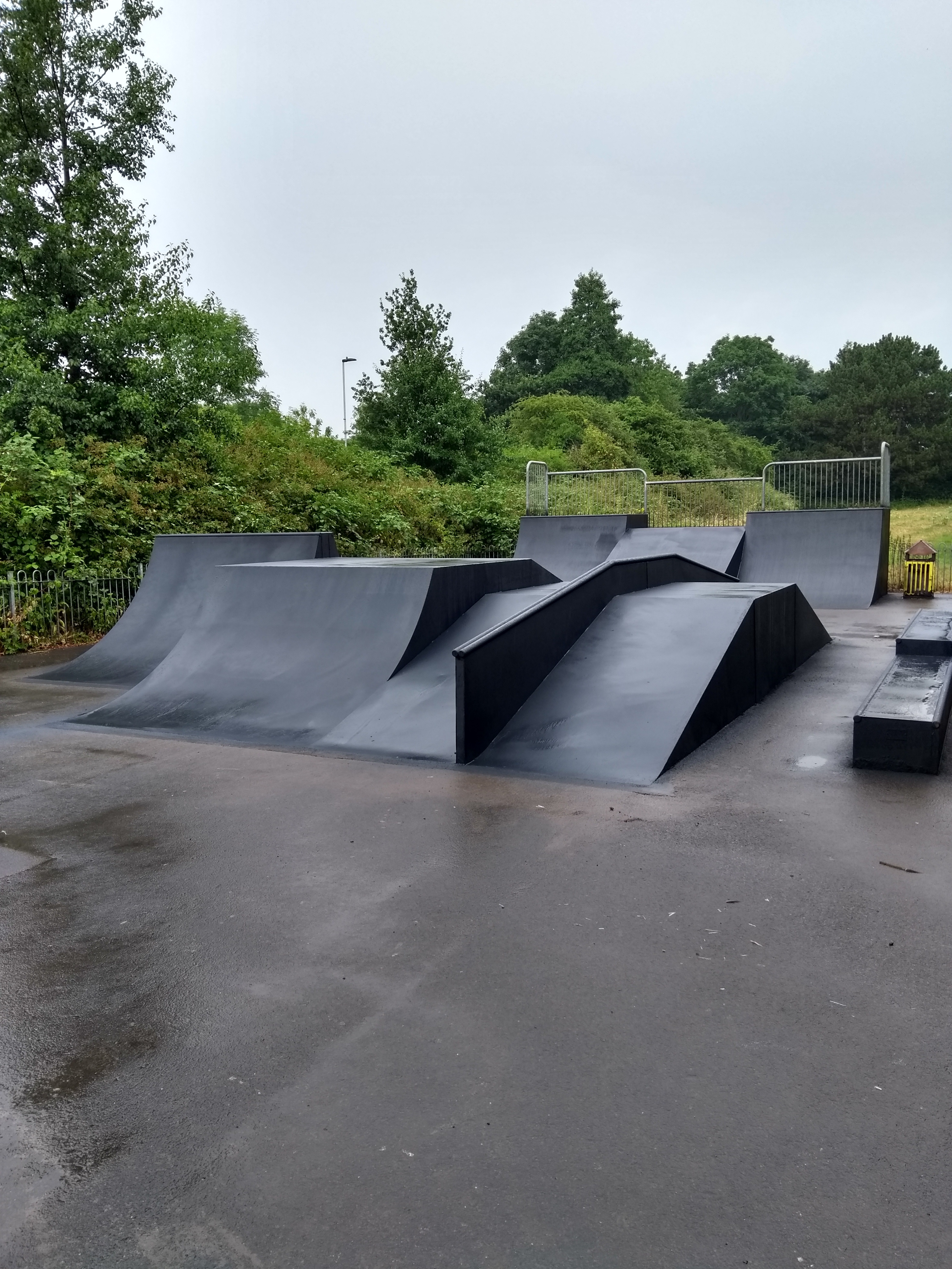 A view of the funbox combination in the centre of the skate park and the Streetbench next to it.